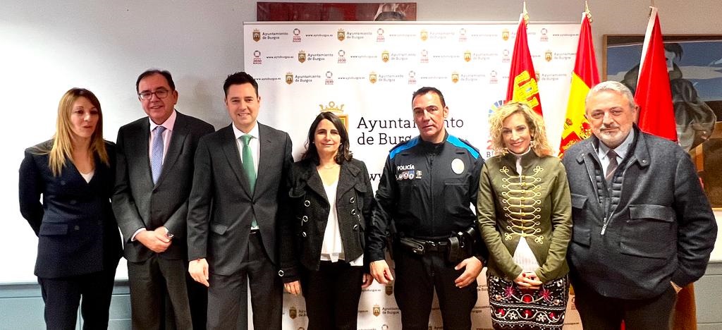 El alcalde destaca el buen hacer de la unidad canina de Burgos que sigue realizando formaciones para la detección de drogas